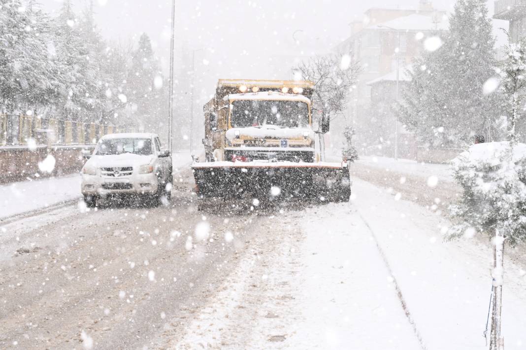 Konya’nın beyaz örtüyle kaplanan ilçesinde karla mücadele ediliyor 9